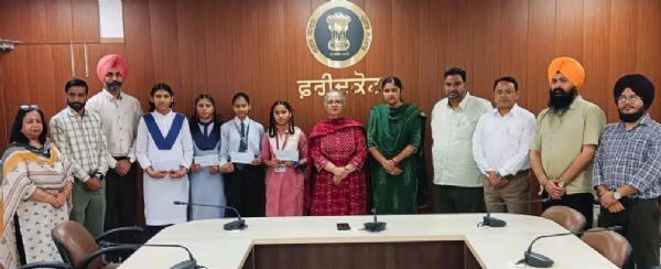 ਜ਼ਿਲ੍ਹੇ ਦੇ ਅੱਠਵੀਂ ਜਮਾਤ ਦੇ ਟੌਪਰ ਵਿਦਿਆਰਥੀਆਂ ਨੂੰ ਸਨਮਾਨਿਤ ਕਰਨ ਸਮੇਂ ਡੀ.ਸੀ. ਫ਼ਰੀਦਕੋਟ।