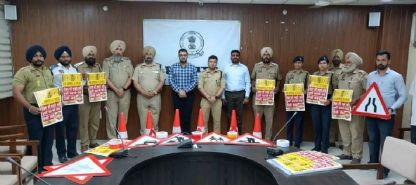 ਆਰ. ਟੀ. ਏ ਵਲੋਂ ਪੁਲਿਸ ਵਿਭਾਗ ਨੂੰ ਸੜਕ ਸੁਰੱਖਿਆ ਸਮੱਗਰੀ ਸੌਂਪੀ ਗਈ।