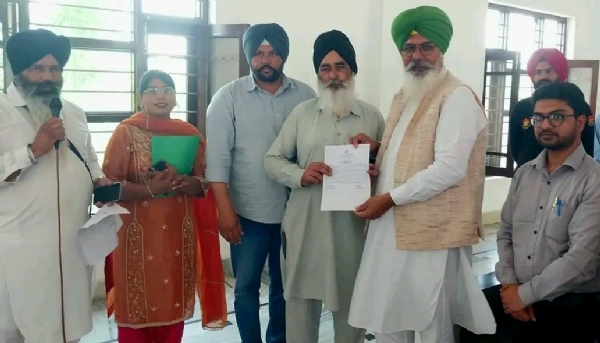 ਪਿੰਡ ਹਰਦਿਆਲੇਆਣਾ ਵਿਖੇ ‘ਮੇਰਾ ਘਰ ਮੇਰੇ ਨਾਮ’ ਮੁਹਿੰਮ ਤਹਿਤ ਮਾਲਕਾਨਾ ਹੱਕਾਂ ਦੇ ਦਸਤਾਵੇਜ਼ ਸੌਂਪਦੇ ਵਿਧਾਇਕ ਸੇਖੋਂ