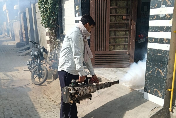 ਫੌਗਿੰਗ ਕਰਦੇ ਨਗਰ ਨਿਗਮ ਅਬੋਹਰ ਦੇ ਮੁਲਾਜ਼ਮ