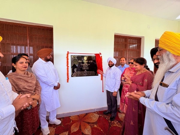 ਵਿਧਾਇਕ ਕੁਲਵੰਤ ਸਿੰਘ ਪਿੰਡ ਬਾਕਰਪੁਰ ਦੇ ਸਰਕਾਰੀ ਸੀਨੀਅਰ ਸੈਕੰਡਰੀ ਸਕੂਲ ਵਿੱਚ ਨਵੇਂ ਬਣੇ ਕਮਰੇ ਦਾ ਉਦਘਾਟਨ ਕਰਦੇ ਹੋਏ।