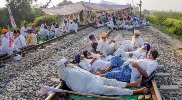 ਰੇਲ ਪਟੜੀ ’ਤੇ ਬੈਠੇ ਕਿਸਾਨਾਂ ਦੀ ਫਾਈਲ ਫੋਟੋ।