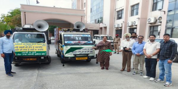 ਡਿਪਟੀ ਕਮਿਸ਼ਨਰ ਫਾਜ਼ਿਲਕਾ ਨੇ ਕਿਸਾਨ ਜਾਗਰੂਕਤਾ ਵੈਨਾਂ ਨੂੰ ਹਰੀ ਝੰਡੀ ਦੇ ਕੇ ਕੀਤਾ ਰਵਾਨਾ