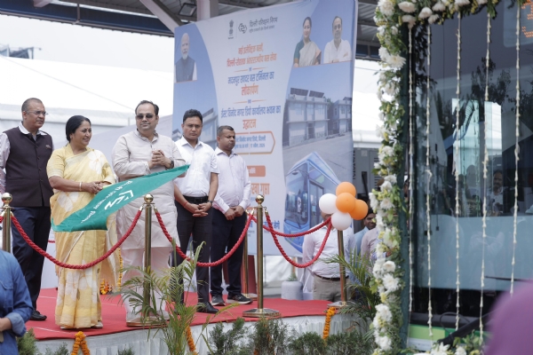 ਦਿੱਲੀ ਦੀ ਮੁੱਖ ਮੰਤਰੀ ਰੇਖਾ ਗੁਪਤਾ ਨੇ ਪੂਰਬੀ ਵਿਨੋਦ ਨਗਰ ਡਿਪੂ ਵਿਖੇ ਆਯੋਜਿਤ ਸਮਾਗਮ ਵਿੱਚ 200 ਨਵੀਆਂ ਈਵੀ ਬੱਸਾਂ ਅਤੇ ਦਿੱਲੀ-ਰੋਹਤਕ ਬੱਸ ਸੇਵਾ ਨੂੰ ਹਰੀ ਝੰਡੀ ਦਿਖਾਈ।