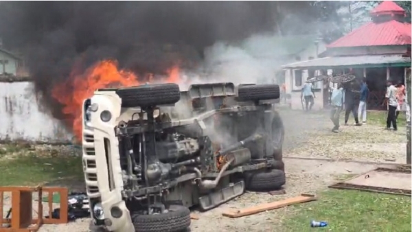 ਅਸਾਮ ਦੇ ਚਿਰਾਂਗ ਜ਼ਿਲ੍ਹੇ ਦੇ ਰੁਨੀਖਾਤਾ ਵਿਖੇ ਜੰਗਲਾਤ ਰੇਂਜ ਦਫ਼ਤਰ ਦਾ ਘਿਰਾਓ ਕਰਨ ਤੋਂ ਬਾਅਦ ਵਾਹਨਾਂ ਨੂੰ ਅੱਗ ਲਗਾਏ ਜਾਣ ਦਾ ਦ੍ਰਿਸ਼।