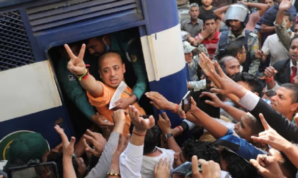 ਹਿੰਦੂ ਸੰਤ ਚਿਨਮਯਾ ਕ੍ਰਿਸ਼ਨ ਦਾਸ ਬ੍ਰਹਮਚਾਰੀ ਨੂੰ 2024 ਵਿੱਚ ਗ੍ਰਿਫਤਾਰ ਕੀਤਾ ਗਿਆ ਸੀ। ਫੋਟੋ: ਇੰਟਰਨੈੱਟ ਮੀਡੀਆ