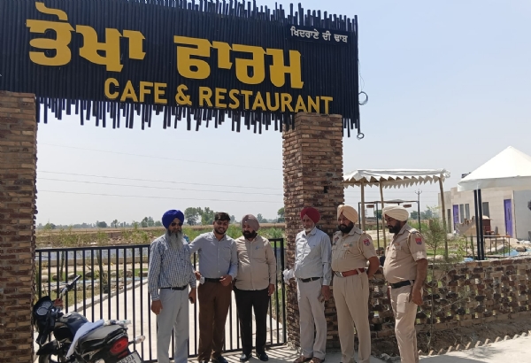 ਤੋਖਾ ਫਾਰਮ ਨੂੰ ਸੀਲ ਕਰਦੇ ਹੋਏ ਅਧਿਕਾਰੀ।