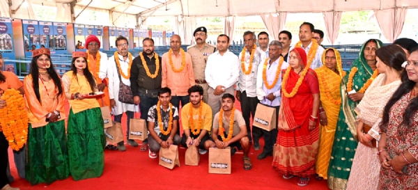 ਚਾਰ ਧਾਮ ਯਾਤਰਾ ਦੌਰਾਨ ਡੀਐਮ ਅਤੇ ਐਸਐਸਪੀ ਨਾਲ ਸ਼ਰਧਾਲੂ