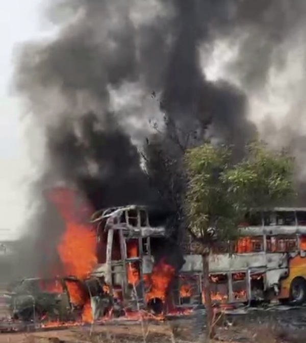 ਸੜ ਰਹੀ ਬੱਸ ਅਤੇ ਕਾਰ।