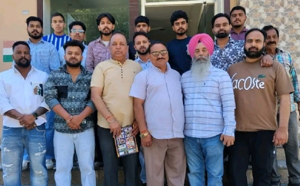 ਗੱਲਬਾਤ ਕਰਦੇ ਹੋਏ ਸੰਜੀਵ ਤਲਵਾੜ ਅਤੇ ਹੋਰ।