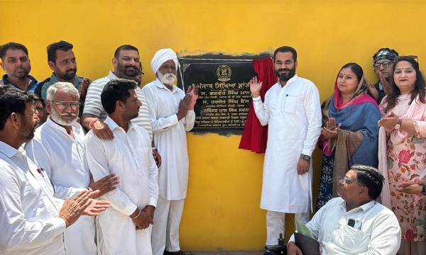 ਸਕੂਲ ’ਚ ਵਿਕਾਸ ਕਾਰਜਾਂ ਦਾ ਉਦਘਾਟਨ ਕਰਦੇ ਵਿਧਾਇਕ ਨਰਿੰਦਰਪਾਲ ਸਿੰਘ ਸਵਨਾ