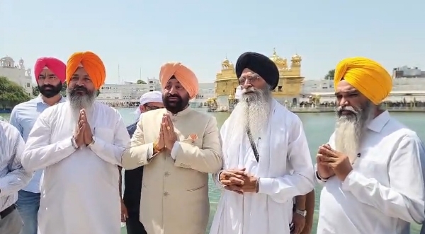 ਸ੍ਰੀ ਦਰਬਾਰ ਸਾਹਿਬ ਵਿਖੇ ਨਤਮਸਤਕ ਹੋਏ ਉੱਤਰਾਖੰਡ ਦੇ ਰਾਜਪਾਲ ਐਲ.ਜੀ (ਸੇਵਾਮੁਕਤ) ਗੁਰਮੀਤ ਸਿੰਘ