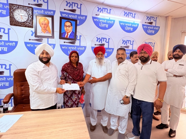 ਵਿਧਾਇਕ  ਚੈੱਕ ਤਕਸੀਮ ਕਰਦੇ ਹੋਏ।