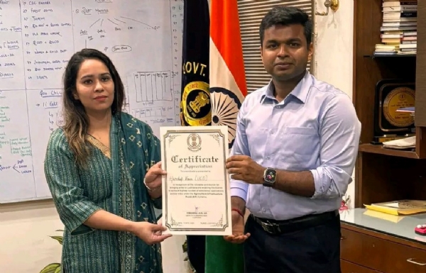 ਸ਼ਾਨਦਾਰ ਪ੍ਰਦਰਸ਼ਨ ਲਈ ਬੈਂਕ ਅਧਿਕਾਰੀ ਦਾ ਸਨਮਾਨ ਕਰਦੇ ਹੋਏ ਡੀ.ਸੀ ਹਿਮਾਂਸ਼ੂ ਜੈਨ