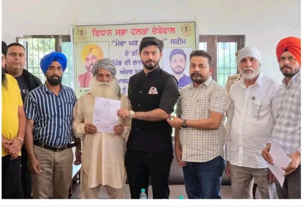 ਵਿਧਾਇਕ ਡਾ. ਇਸ਼ਾਂਕ ਕੁਮਾਰ ਚੱਬੇਵਾਲ ਪਿੰਡ ਗੋਹਗੜੋਂ ਵਿਖੇ ਲਾਲ ਲਕੀਰ ਦੇ ਵਸਨੀਕਾਂ ਨੂੰ ਘਰਾਂ ਦੇ ਮਾਲਕੀ ਹੱਕ ਦੇ ਪੱਤਰ ਸੌਂਪਦੇ ਹੋਏ।