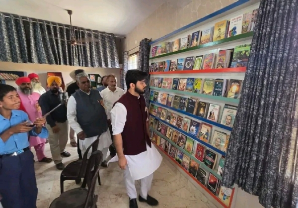 ਨਵੀਂ ਬਣੀ ਲਾਇਬ੍ਰੇਰੀ ਦਾ ਨਿਰੀਖਣ ਕਰਦੇ ਵਿਧਾਇਕ ਵਿਧਾਇਕ ਡਾ. ਇਸ਼ਾਂਕ ਕੁਮਾਰ ਚੱਬੇਵਾਲ