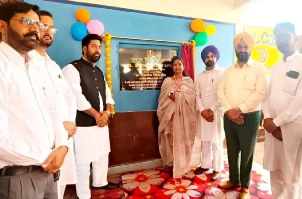 ਪ੍ਰਾਇਮਰੀ ਸਕੂਲ ਦੇ ਕਮਰਿਆਂ ਦਾ ਉਦਘਾਟਨ ਕਰਨ ਸਮੇਂ ਚੇਅਰਮੈਨ ਹਰਦੀਪ ਸਿੰਘ ਸਰਾਂ, ਜਸਵਿੰਦਰ ਸਿੰਘ ਸ਼ਿੰਦਾ