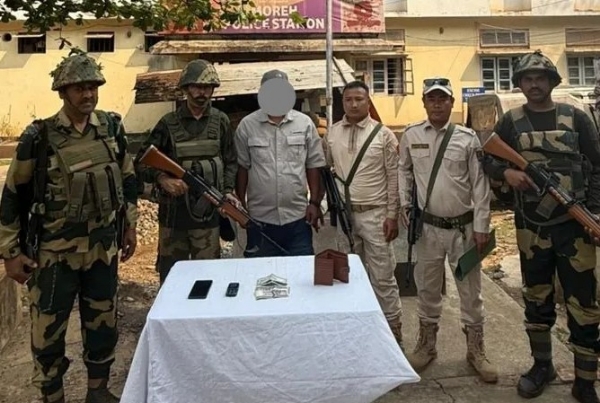 ਮਨੀਪੁਰ-ਮਿਆਂਮਾਰ ਸਰਹੱਦ ਨੇੜਿਓਂ ਗ੍ਰਿਫ਼ਤਾਰ ਕੇਵਾਈਕੇਐਲ ਅੱਤਵਾਦੀ, ਜ਼ਬਤ ਨਕਦੀ ਅਤੇ ਮੋਬਾਈਲ ਫੋਨ ।
