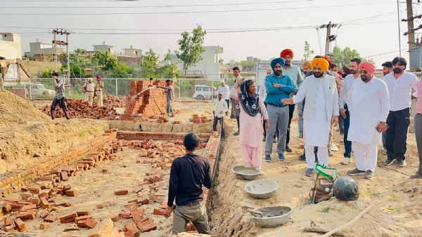 ਮੰਤਰੀ ਤਰੁਣਪ੍ਰੀਤ ਸਿੰਘ ਸੌਂਦ ਨੇ ਅੱਜ ਡੇਰਾਬੱਸੀ ਬਲਾਕ ਦੇ ਵੱਖ-ਵੱਖ ਪਿੰਡਾਂ ਦਾ ਦੌਰਾ ਕਰਦੇ ਹੋਏ।