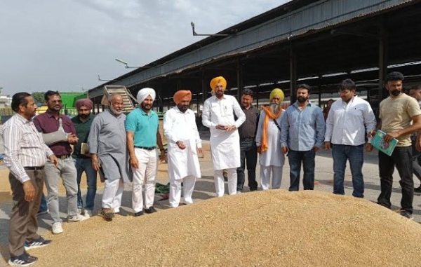 ਅਨਾਜ ਮੰਡੀ ਦਾ ਦੌਰਾ ਕਰਦੇ ਹੋਏ ਵਿਧਾਇਕ ਸੰਗੋਵਾਲ ਅਤੇ ਚੇਅਰਮੈਨ ਗਿੱਲ।