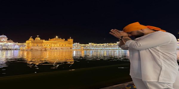 ਸ਼੍ਰੀ ਦਰਬਾਰ ਸਾਹਿਬ ‘ਚ ਨਤਮਸਤਕ ਹੋਏ ਗਾਇਕ ਬੀ ਪਰਾਕ