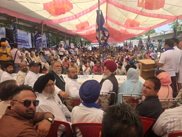 ਧਰਨਾ ਪ੍ਰਦਰਸ਼ਨ ਦੌਰਾਨ ਬਸਪਾ ਪੰਜਾਬ ਪ੍ਰਧਾਨ ਡਾ. ਕਰੀਮਪੁਰੀ, ਆਗੂ ਅਤੇ ਵਰਕਰ