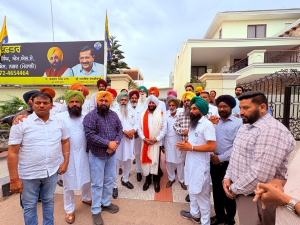 ਕਿਸਾਨਾਂ ਦਾ ਵਫਦ ਵਿਧਾਇਕ ਕੁਲਵੰਤ ਸਿੰਘ ਨੂੰ ਮਿਲਦਾ ਹੋਇਆ।
