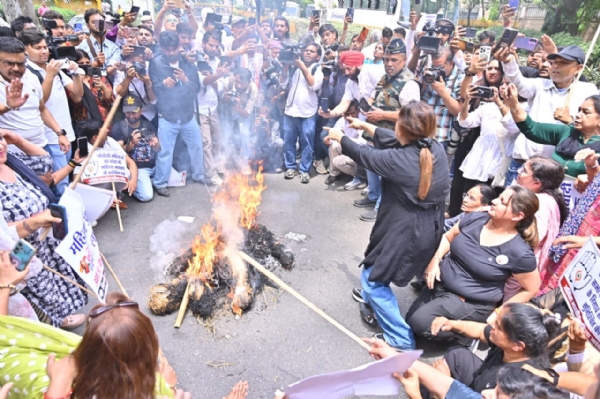 ਦਿੱਲੀ ਪ੍ਰਦੇਸ਼ ਕਾਂਗਰਸ ਦਫ਼ਤਰ ਦੇ ਸਾਹਮਣੇ ਪ੍ਰਦਰਸ਼ਨ ਕਰਦੇ ਹੋਏ ਕਾਂਗਰਸੀ