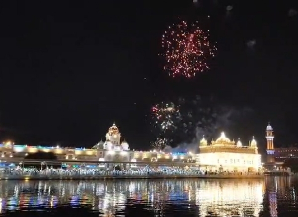 ਸ਼੍ਰੀ ਦਰਬਾਰ ਸਾਹਿਬ ਵਿਖੇ ਹੋਈ ਆਤਿਸ਼ਬਾਜ਼ੀ ਦਾ ਦ੍ਰਿਸ਼।