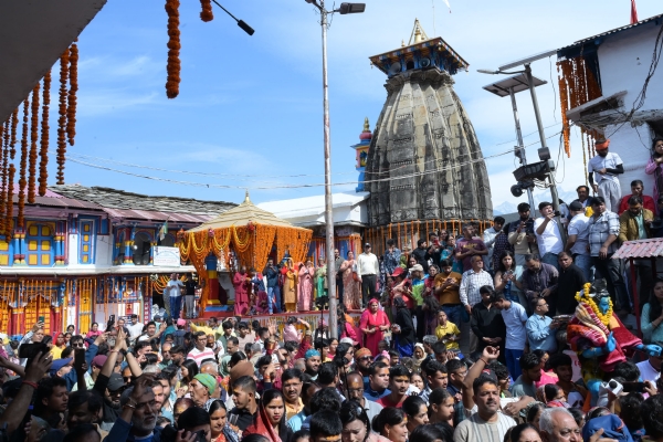 ਸਰਦੀਆਂ ਦੇ ਗੱਦੀ ਸਥਾਨ ਓਂਕਾਰੇਸ਼ਵਰ ਮੰਦਰ ਵਿੱਚ ਸ਼ਰਧਾਲੂਆਂ ਦੀ ਭੀੜ।