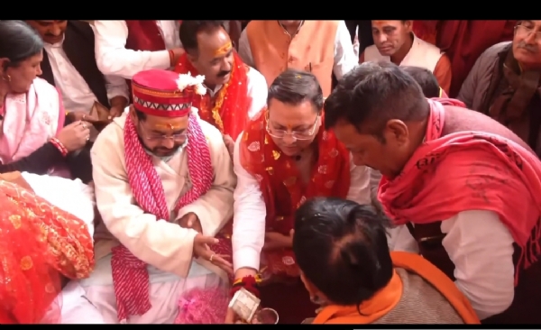 ਧਾਮ ’ਚ ਪੂਜਾ ਕਰਦੇ ਹੋਏ ਮੁੱਖ ਮੰਤਰੀ ਪੁਸ਼ਕਰ ਸਿੰਘ ਧਾਮੀ