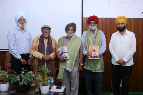 ਡਾਇਰੈਕਟਰ ਭਾਸ਼ਾ ਵਿਭਾਗ ਪੰਜਾਬ ਜਸਵੰਤ ਸਿੰਘ ਜ਼ਫ਼ਰ ਤੇ ਪਦਮਸ਼੍ਰੀ ਪ੍ਰਾਣ ਸੱਭਰਵਾਲ, ਨਾਟਕਕਾਰ ਡਾ. ਆਤਮਜੀਤ ਤੇ ਪ੍ਰੋ ਕਿਰਪਾਲ ਕਜ਼ਾਕ ਨੂੰ ਸਨਮਾਨਿਤ ਕਰਦੇ ਹੋਏ।