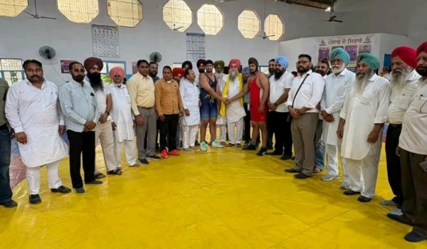 ਮੈਚ ਦੀ ਸ਼ੁਰੂਆਤ ਕਰਵਾਉਂਦੇ ਸਪੀਕਰ ਸੰਧਵਾਂ ਤੇ ਗੁਰਦਿੱਤ ਸਿੰਘ ਸੇਖੋਂ