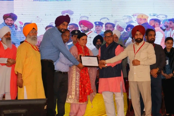 ਨਸ਼ਾ ਮੁਕਤ ਪੰਜਾਬ ਸੰਕਲਪ ਸਮਾਰੋਹ 2026 ਦੌਰਾਨ ਰਾਜਪਾਲ ਗੁਲਾਬ ਚੰਦ ਕਟਾਰੀਆ ਅਤੇ ਹੋਰ ਪਤਵੰਤੇ।