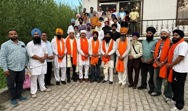 ਮੀਟਿੰਗ ਦੌਰਾਨ ਪਾਰਟੀ ਦੇ ਅਹੁਦੇਦਾਰ ਅਤੇ ਵਰਕਰ।