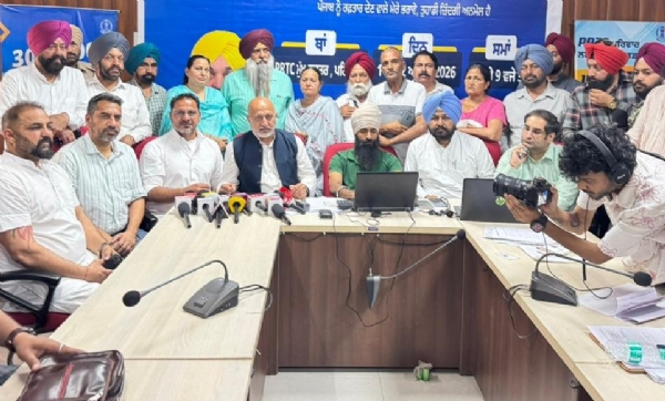 ਗੱਲਬਾਤ ਕਰਦੇ ਬਲਤੇਜ ਪਨੂੰ ਤੇ ਹਰਪਾਲ ਜੁਨੇਜਾ