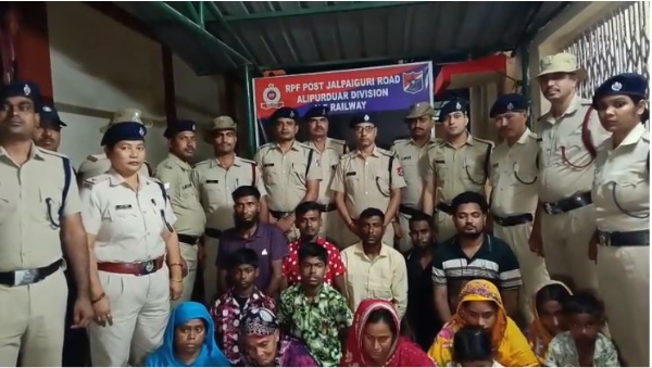ਗ੍ਰਿਫ਼ਤਾਰ ਬੰਗਲਾਦੇਸ਼ੀ ਨਾਗਰਿਕਾਂ ਨਾਲ ਆਰਪੀਐਫ ਟੀਮ