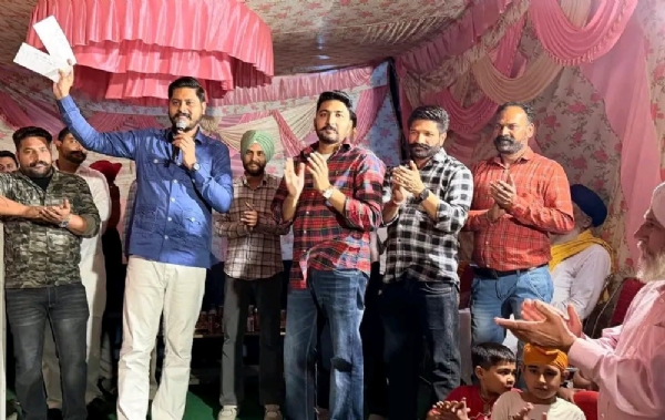 ਪਿੰਡ ਨੂੰ ਗ੍ਰਾਂਟ ਦੇਣ ਸਮੇਂ ਵਿਧਾਇਕ ਸ਼ੈਰੀ ਕਲਸੀ