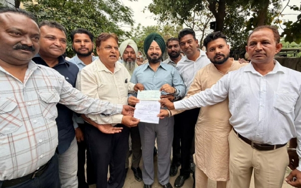 ਵਿਧਾਇਕ ਅਜੀਤਪਾਲ ਸਿੰਘ ਕੋਹਲੀ ਤੇ ਨਗਰ ਨਿਗਮ ਦੇ ਮੇਅਰ ਕੁੰਦਨ ਗੋਗੀਆ ਡਾ. ਬੀ.ਆਰ. ਅੰਬੇਦਕਰ ਦੇ ਬੁੱਤ ਦੀ ਉਸਾਰੀ ਲਈ ਦੋ ਲੱਖ ਰੁਪਏ ਦਾ ਡਾ. ਭੀਮ ਰਾਓ ਅੰਬੇਦਕਰ ਵੈਲਫੇਅਰ ਸੁਸਾਇਟੀ ਦੇ ਨੁਮਾਇੰਦਿਆਂ ਨੂੰ ਚੈਕ ਸੌਂਪਦੇ ਹੋਏ।