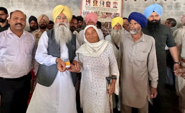 ਅਰਨੀਵਾਲਾ ਵਜੀਰਾ ਵਿਖੇ ਸਮਾਰਟ ਰਾਸ਼ਨ ਕਾਰਡ ਵੰਡਦੇ ਹੋਏ ਕੈਬਨਿਟ ਮੰਤਰੀ ਖੁੱਡੀਆਂ