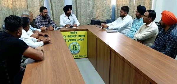 ਮੀਟਿੰਗ ਕਰਦੇ ਹੋਏ ਖੇਤੀਬਾੜੀ ਵਿਭਾਗ ਦੇ ਅਧਿਕਾਰੀ।