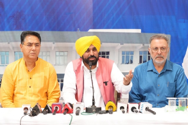 ਪੱਤਕਾਰਾਂ ਨਾਲ ਗੱਲਬਾਤ ਕਰਦੇ ਹੋਏ ਮੁੱਖ ਮੰਤਰੀ ਤੇ ਨਾਲ ਸਿਹਤ ਮੰਤਰੀ।