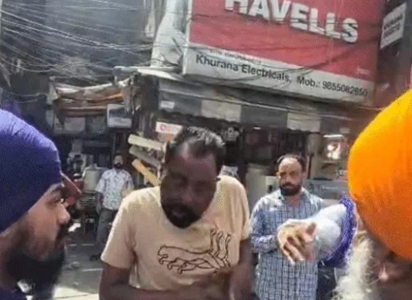 ਨਿਹੰਗਾਂ ਵੱਲੋਂ ਵਿਅਕਤੀ ਦੀ ਕੀਤੀ ਕੁੱਟਮਾਰ ਨਿਹੰਗਾਂ ਵੱਲੋਂ ਵਿਅਕਤੀ ਦੀ ਕੀਤੀ ਕੁੱਟਮਾਰ