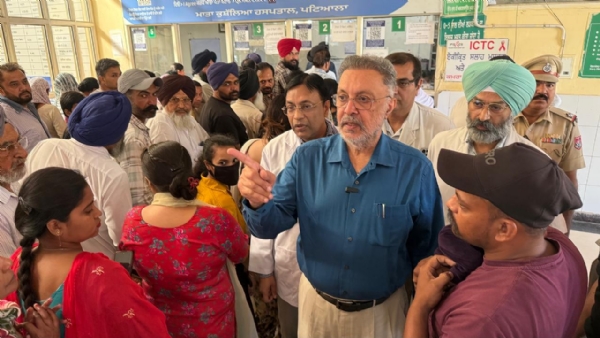 ਪੰਜਾਬ ਦੇ ਸਿਹਤ ਅਤੇ ਪਰਿਵਾਰ ਭਲਾਈ ਮੰਤਰੀ ਡਾ. ਬਲਬੀਰ ਸਿੰਘ ਮਾਤਾ ਕੌਸ਼ੱਲਿਆ ਸਰਕਾਰੀ ਹਸਪਤਾਲ ਪਟਿਆਲਾ ਦਾ ਅਚਨਚੇਤ ਦੌਰਾ ਕਰਕੇ ਓ.ਪੀ.ਡੀ. ਰਜਿਸਟ੍ਰੇਸ਼ਨ ਕਾਊਂਟਰ ਦਾ ਜਾਇਜ਼ਾ ਲੈਂਦੇ ਹੋਏ।