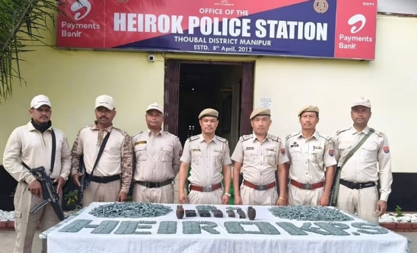 ਮਨੀਪੁਰ ਦੇ ਥੌਬਲ ਜ਼ਿਲ੍ਹੇ ਵਿੱਚ ਸੁਰੱਖਿਆ ਕਰਮਚਾਰੀਆਂ ਵੱਲੋਂ ਗ੍ਰਨੇਡ ਅਤੇ ਗੋਲਾ ਬਾਰੂਦ ਬਰਾਮਦ ਕੀਤਾ ਗਿਆ।