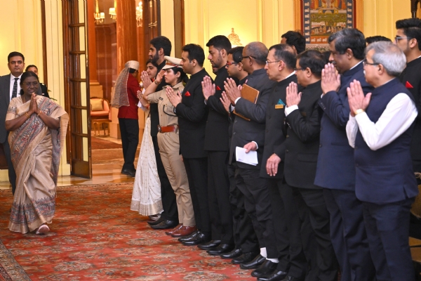 ਰਾਸ਼ਟਰਪਤੀ ਭਵਨ ਵਿਖੇ ਭਾਰਤੀ ਰੇਲਵੇ ਦੇ ਪ੍ਰੋਬੇਸ਼ਨਰੀ ਅਧਿਕਾਰੀਆਂ ਅਤੇ ਸੜਕ ਆਵਾਜਾਈ ਦੇ ਸਹਾਇਕ ਇੰਜੀਨੀਅਰਾਂ ਨਾਲ ਮੁਲਾਕਾਤ ਸਮੇਂ ਰਾਸ਼ਟਰਪਤੀ