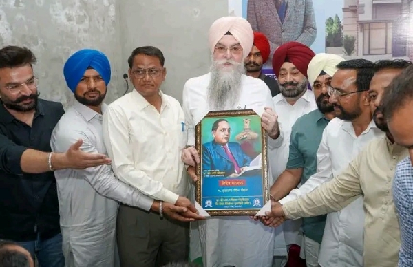 ਸਪੀਕਰ ਪੰਜਾਬ ਵਿਧਾਨ ਸਭਾ ਕੁਲਤਾਰ ਸਿੰਘ ਸੰਧਵਾਂ ਦਾ ਸਨਮਾਨ ਕਰਦੇ ਪ੍ਰਬੰਧਕ