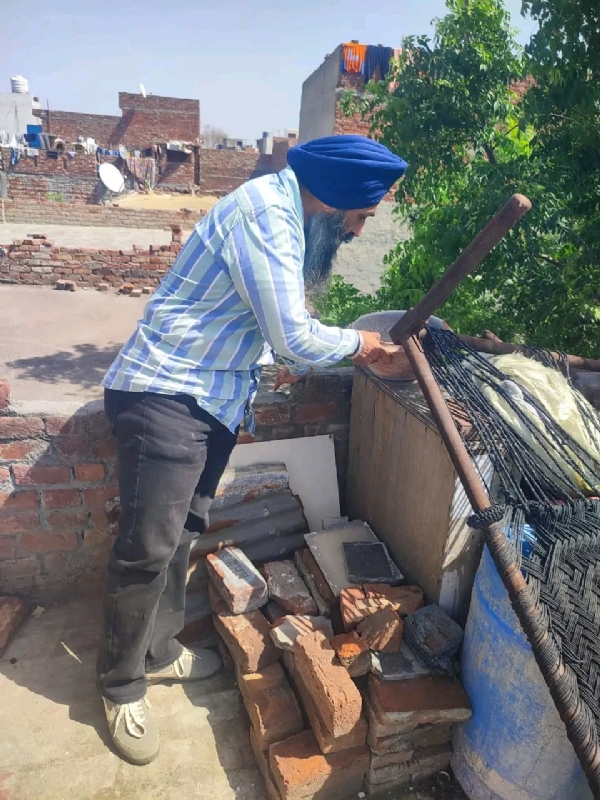 ਜਾਂਚ ਕਰਦੇ ਹੋਏ ਅਧਿਕਾਰੀ।