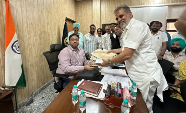 ਐਸਡੀਐਮ ਕੋਲ ਸ਼ਿਕਾਇਤ ਸੌਂਪਣ ਸਮੇਂ ਸਾਬਕਾ ਵਿਧਾਇਕ ਐਨ. ਕੇ. ਸ਼ਰਮਾ