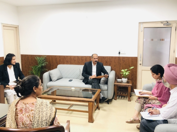 ਜ਼ਿਲ੍ਹਾ ਤੇ ਸ਼ੈਸ਼ਨ ਜੱਜ ਮੋਹਾਲੀ ਨੈਸ਼ਨਲ ਲੋਕ ਅਦਾਲਤ ਦੇ ਸਬੰਧ ’ਚ  ਤਿਆਰੀਆਂ ਦੀ ਸਮੀਖਿਆ ਲਈ ਮੀਟਿੰਗ ਕਰਦੇ ਹੋਏ।